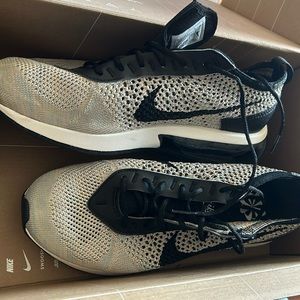 AIR MAX FLY KNIT RACER SIZE 9W/7.5M